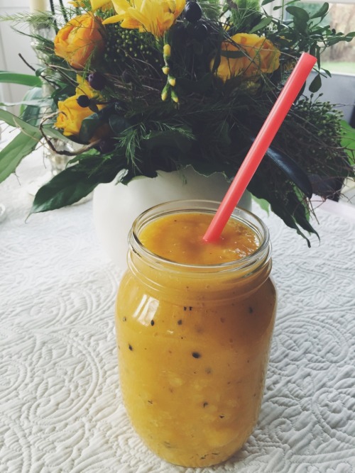 mango-maracuja-banana smoothie drank the rest out of my blender and also had some blueberries on the