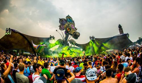 tarmahartley:dandychild:thefabulousweirdtrotters:How fabulous is that!? Dragon at Tomorrowland 2016 