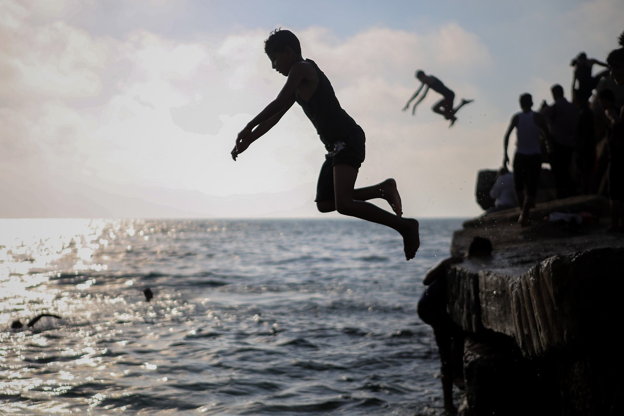 PLAYA Y CONTAMINACIÓN EN GAZA. La Autoridad para la Calidad del Medioambiente palestina ha dicho que la contaminación del agua del mar ha llegado al 50% por la mala calidad del proceso de tratamiento del agua residual que obliga a verter el agua no...