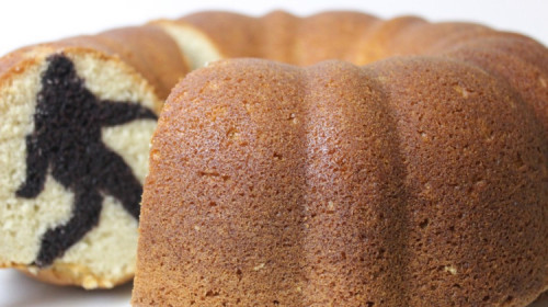 yummyinmytumbly:A Bundt Cake Reveals Hidden Bigfoot When Sliced