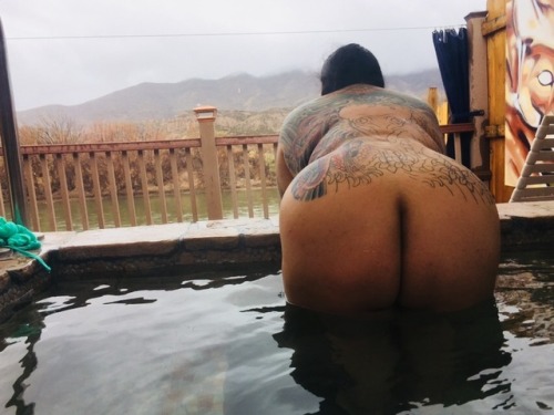 sexygirlwholifts: An incredible view from @sexywillowwantstoshow Hope these classifies as a sweet sq