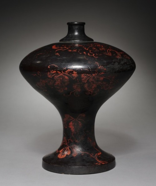 cma-japanese-art: Sake Flask (pair), 1500, Cleveland Museum of Art: Japanese ArtThe grape design pai