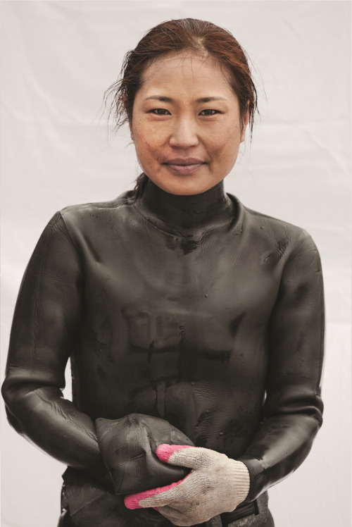 luminoussea:The Sea Women of South Koreaphotographs by Hyung S. Kim“For hundreds of years, women in 