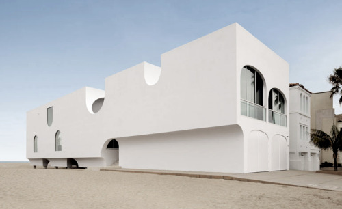 Vault House by Johnston MarkleeVault House is situated on a densely developed Californian beach site