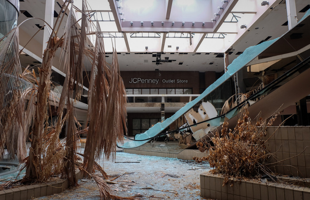 terrifiantus:  Photos taken in Rolling Acres, an abandoned mall in Akron, Ohio. This