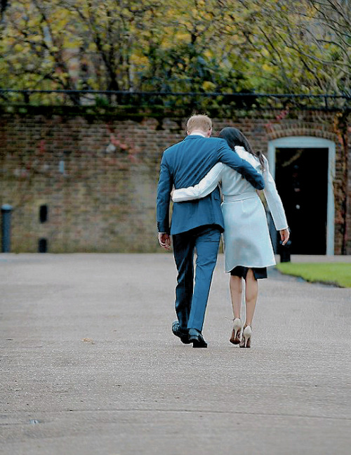 cambridgedom:  The loved up couple walk away, arm in arm, after posing for the media in the grounds of Kensington Palace. 