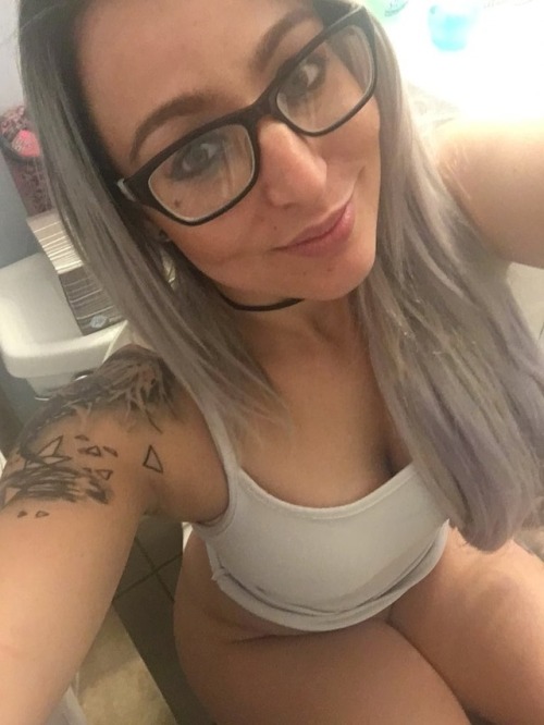 jellybaby190:Girl On Toilet