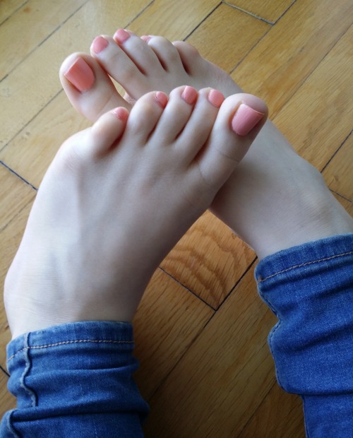 girlsfeetloverr: These are incredible