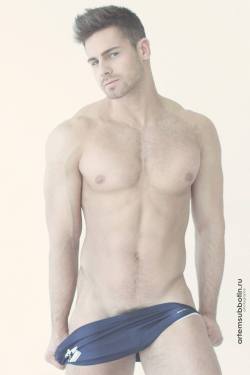 hunkopedia:  Follow Hunk’o’pedia for more hot guys!