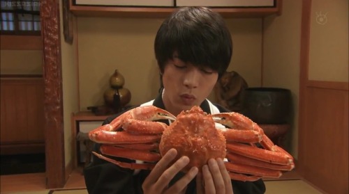 inouemasahiro: Ehhhhhh…. He is going to kiss that crab.- from episode 7 of 5-ji Kara 9-ji Mad