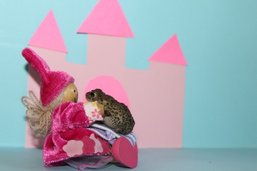 toadschooled:strongerbottles:This little shit is Pudgington.He’s a one legged toad who wants to promote body positivity and racial equality. Pudge is a pro feminist and resides in Florida, home of the gators, sun, and serial killers.Expect more Pudge