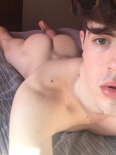 hisdaddyslittleangel: parisiangayperv:yellowlad16: Morning Lads - PisskissLikeWhat a nice butt!