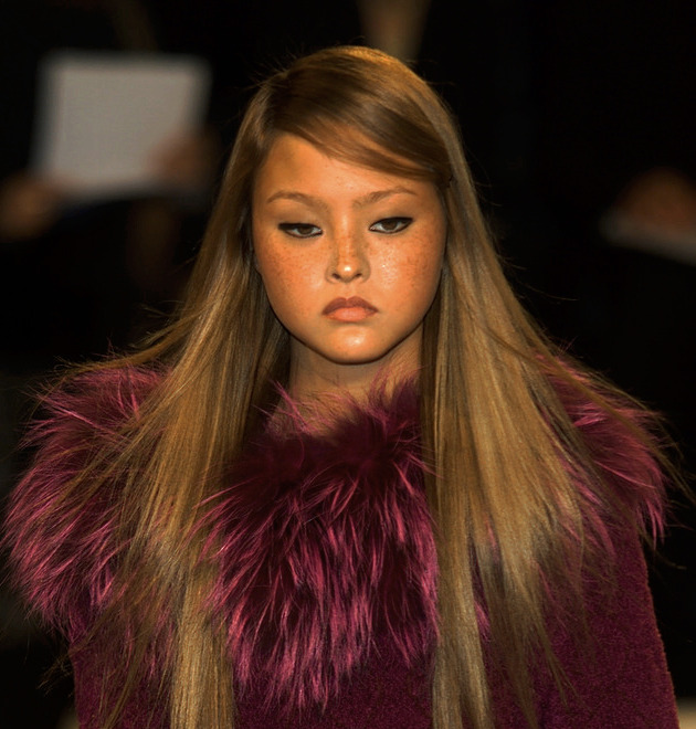 driflloon:devon aoki @ oscar de la renta fw01