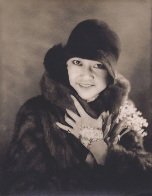 lilipopeline-thegirlwiththecurls: Anna May Wong, 1929.Photo: Dudley Glanfield