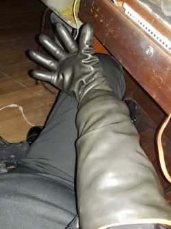 rubberbitch1030:  Layers upon layers of rubber and cotton gloves for more than a day and its soaking wet