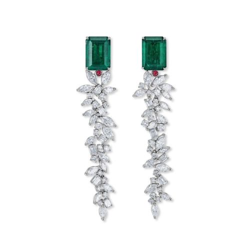 “The Palm” chandelier earrings pay homage to an emerald and its country of origin. The fascinating s