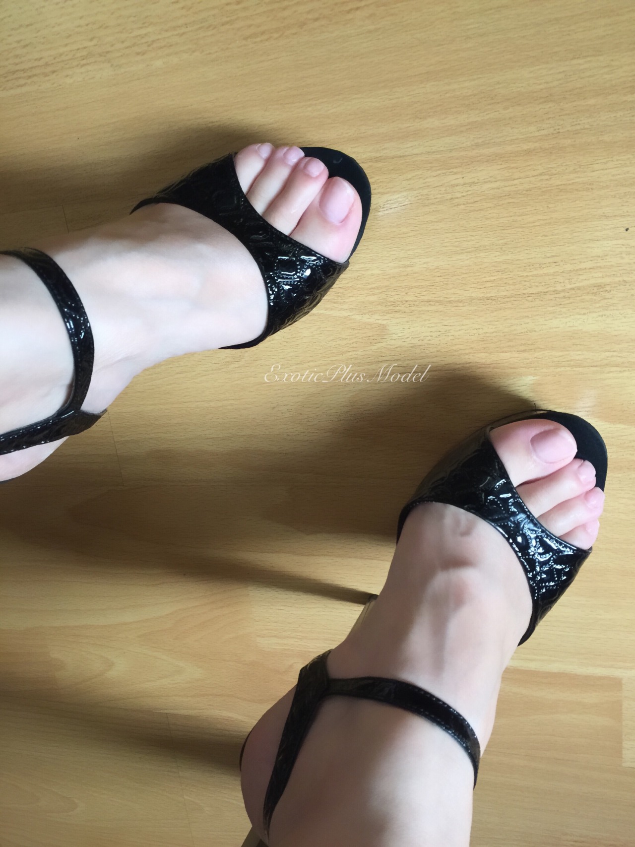 stephtheexoticbbw:  Nude toe nail color, I usually do have color on my toes 😏