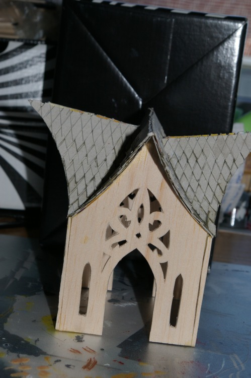 Something different this time: not a miniature but a model house for my High Elves army. It is basic