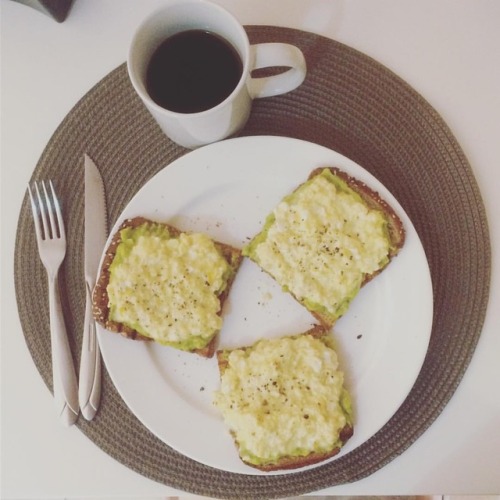 Breakfast of championses #coffee #breakfast #aguacate #scrambledeggs #foodporn #food (en Lambaré) h