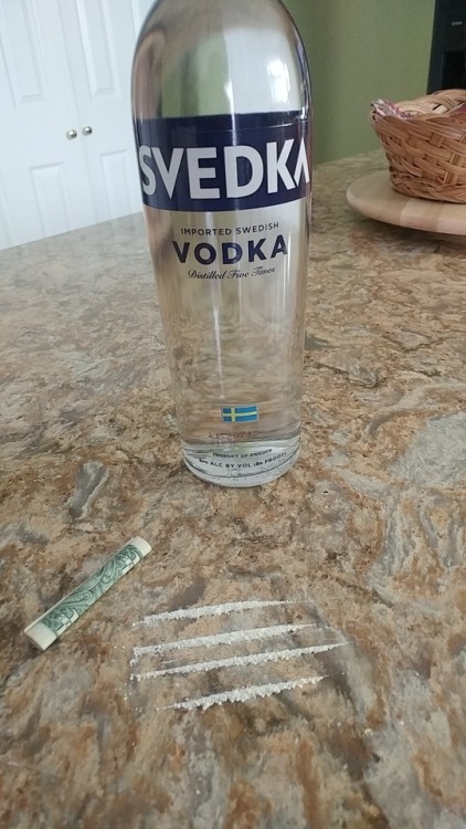 beauty-behind-the-mirror:  Always lit, yeah I’m never sober 😜