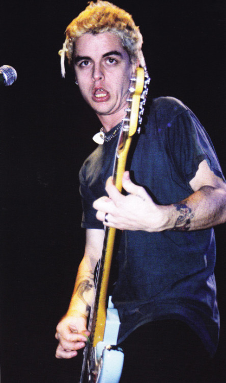 joshlerkillers:excellentbecca:Billie always pulls suchbeautiful faces when he plays@jshlr