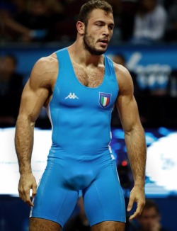 allsportsmen:  Sexy guy at the track showing body and bulge in his spandex