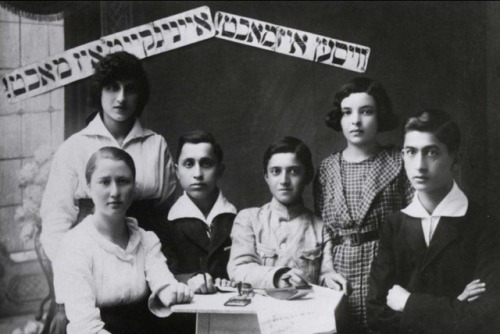 myjewishaesthetic:Young Tsukunft (Jewish Socialist Bund) activists. The sign above them reads in Yid