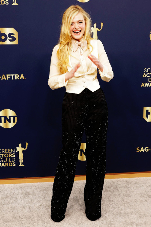 dinah-lance: Elle Fanning attends the 28th Annual Screen Actors Guild Awards at Barker Hangar on Feb