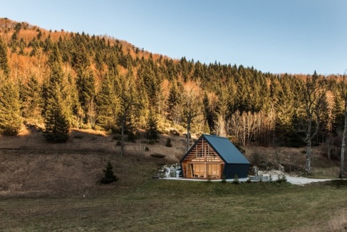 goodwoodwould:Good wood - a blissful luxury cabin in the Slovenian wilderness, introducing the aptly