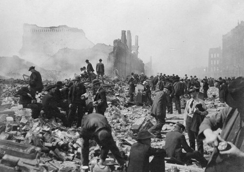 Photos of the 1906 San FranciscoEarthquake:View northeast from City Hall.Souvenir hunters, who in th