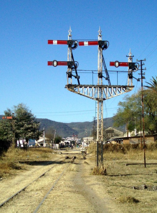 Señales para ferrocarril semi-abandonado, Salta, 2007.The line leading to San Antonio de los Cobres 