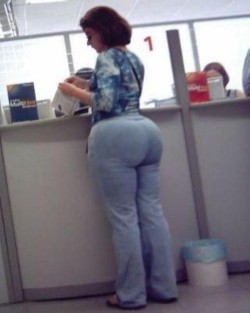 planet-airsign:  Big booty  good lord, her
