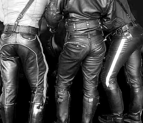 leatherhostage:  leatherhostage