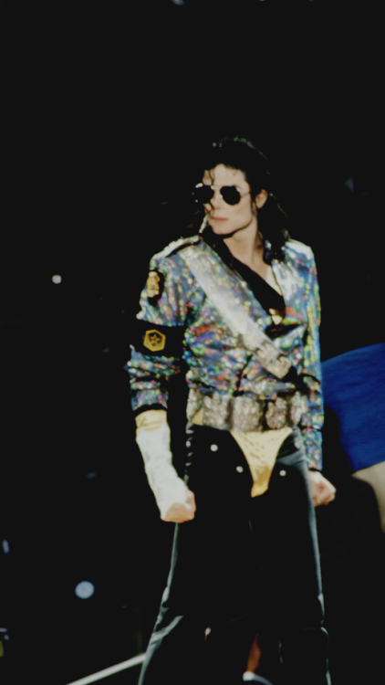 MICHAEL JACKSON LOOCKSCREENS (DANGEROUS TOUR)like or reblog if you savecredits to michseljsckson on 