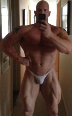 irishmusclegod:  Tight enough?