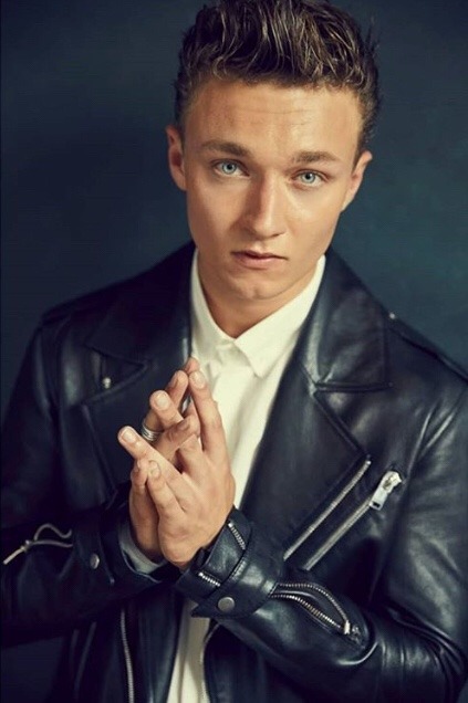 FIRST, TOM POSTS THAT ONE SELFIE WHICH IS JUSTwOW