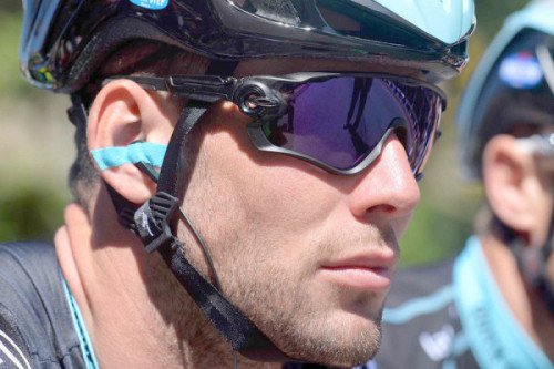 papapapapanda: (via Mark Cavendish Sports New Oakley Sunglasses During His Brief Tour de France Outi