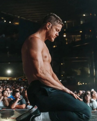 hotcelebritymenilike:  Imagine Dragon’s lead singer Dan Reynolds