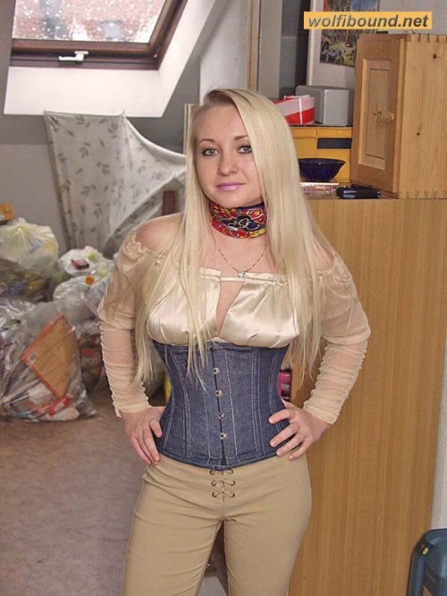graybandanna:  Strung up with scarf gags 
