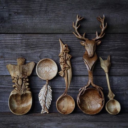 voiceofnature:Amazing woodcarved spoons by Giles Newman. He resides in northern Wales and makes individually designed and hand crafted green wood spoons carved using only traditional hand tools. Find his work on instagram and etsy. 