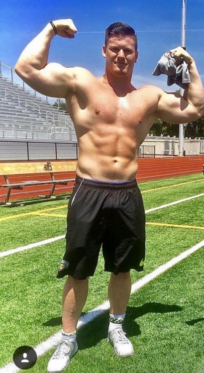 straightdudesexting:New York Giants Full Back hunk Shane Smith 🏈