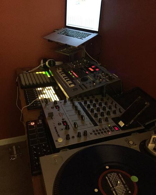 mikekraze:  Late night sessions http://mikekraze.com #seratobridge #pioneer #maudio #musiclife #roland #trap #technics #korg #lpd8 #akai #apc40 #edm #musicproducer #novation #launchpad #music #mikekraze #production #beatmaker #serato #scratchlive #studio
