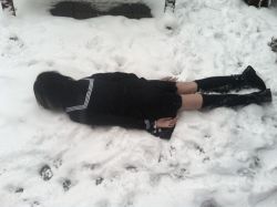 gh0stbl00d:  geo-wee:  is she planking or something?? THIS IS SO WEIRD maybe she’s dead. maybe she loves eating snow like  a dog, with her mouth.  maybe shes born with itmaybe its maybelline 