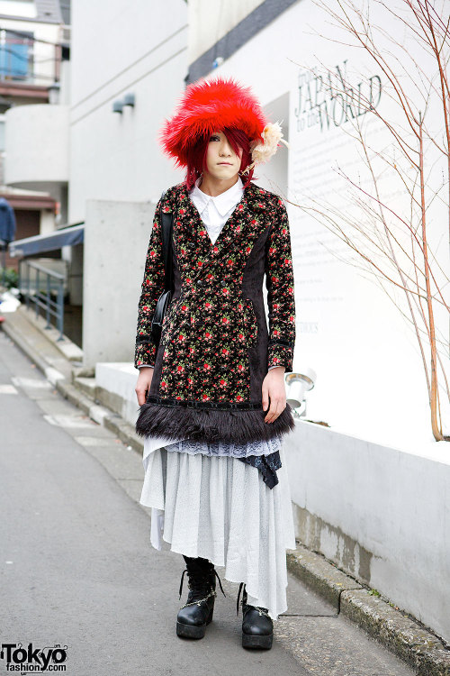 20-year-old the GazettE fan on the street in Harajuku wearing an Algonquins floral coat, an h.Naoto 