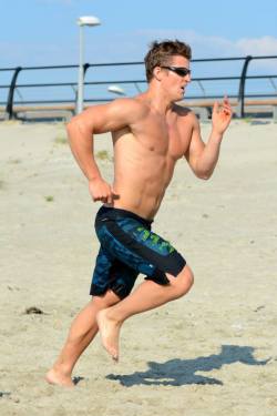 itsswimfever:  Beachjock training…