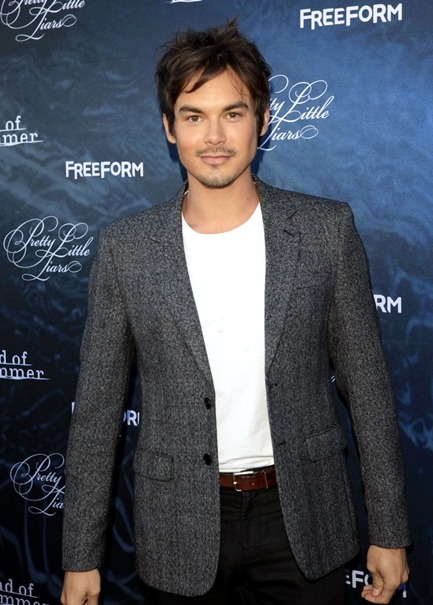dailyblackburn:  Tyler Blackburn arriving at the premiere of ‘Pretty Little Liars’