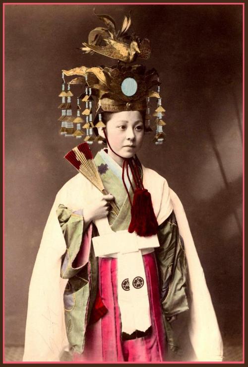 taishou-kun:Kusakabe Kimbei 日下部 金兵衛 (1841 - 1934)A Miko 巫女 (Shrine Maiden) performing a Kagura 神楽 (a