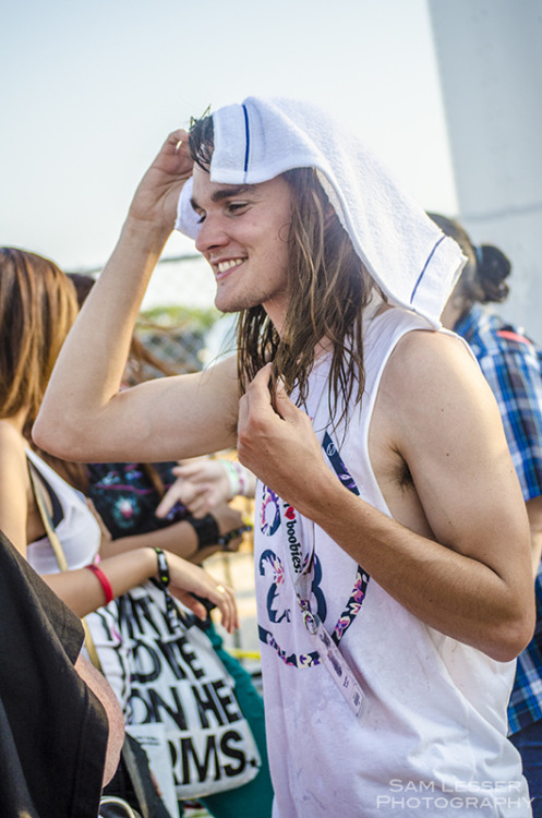 samlesserphotography:Pat Kirch hanging out with fans after their set at Jones Beach on Long Island