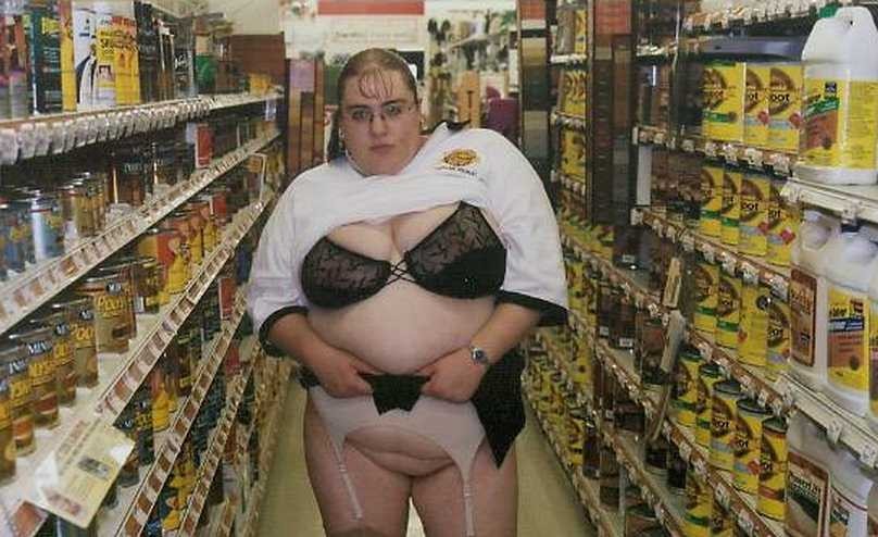 flashinginstores:  BBW women can flash in stores too, it isn’t just fun for the