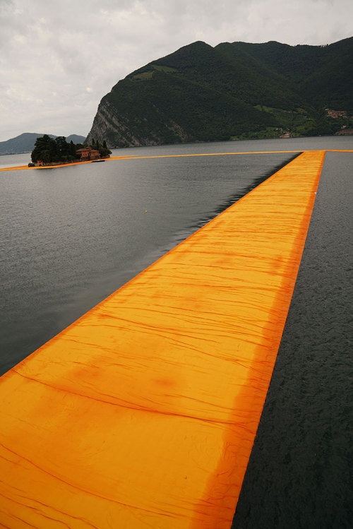 nevver: Floating Piers, Christo and Jeanne-Claude This is, um, golden.